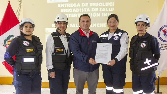 Momento en el que el director de la Red de Salud Sánchez Carrión entrega el certificado a la nueva brigadista Sandra Vargas Quiroz