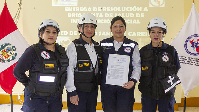 Momento en el que el director de la Red de Salud Sánchez Carrión entrega el certificado a la nueva brigadista Sandra Vargas Quiroz