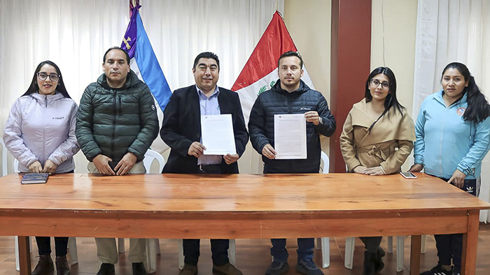 Imagen del acuerdo y firma entre la municipalidad de Marcabal y la red de Salud Sánchez Carrión en el consistorio