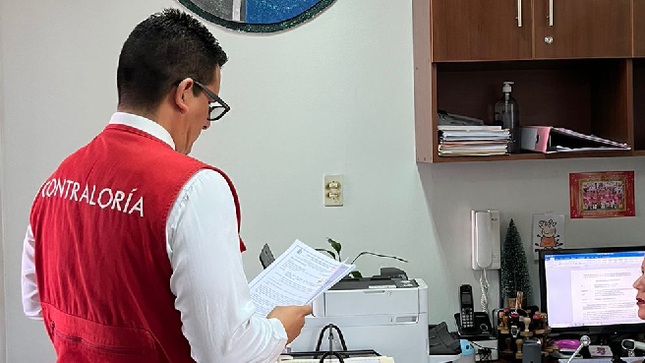 La Contraloría General determinó que funcionarios de la Autoridad Portuaria Regional de Áncash (APR), sin supervisar y por tres años consecutivos, contrataron a un locador impedido e inhabilitado por el Poder Judicial para contratar con el Estado, lo que afectó la legalidad e idoneidad para el acceso de personal en la administración pública y el funcionamiento del sistema judicial. Este hecho generó el pago irregular de S/119 000.