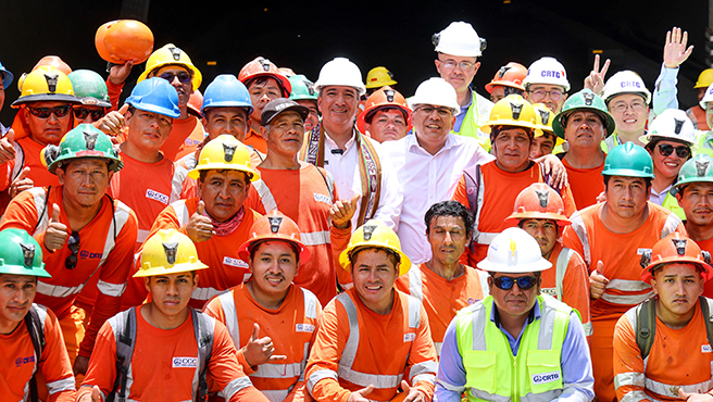Ministro Raúl Pérez Reyes supervisa avance de la construcción del túnel Machu Picchu en Cusco