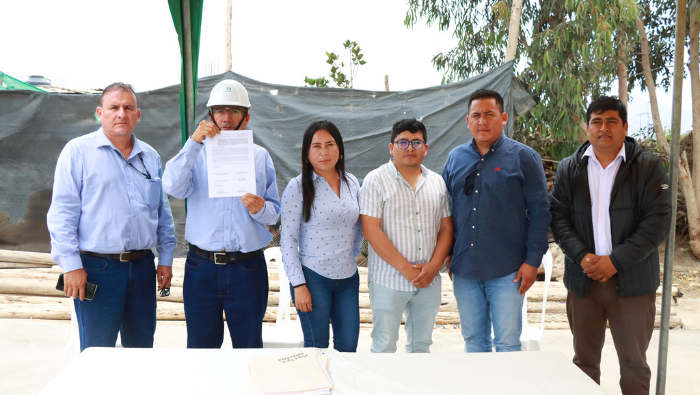 Entrega de terreno para obra de electrificación en Virú 