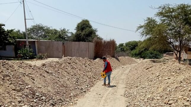 La Contraloría General identificó presunta responsabilidad penal y administrativa de funcionarios de la Municipalidad Distrital de La Huaca debido a que la contratación de servicios de limpieza, acondicionamiento y descolmatación de quebradas en los centros poblados de Pucusulá y Viviate, en La Huaca (Paita), se desarrolló al margen de la normativa, así como el otorgamiento de conformidad a proveedores que no ejecutaron estas actividades de emergencia, lo cual afectaron la veracidad de los actos administrativos, el logro de la finalidad pública y los objetivos de la contratación.