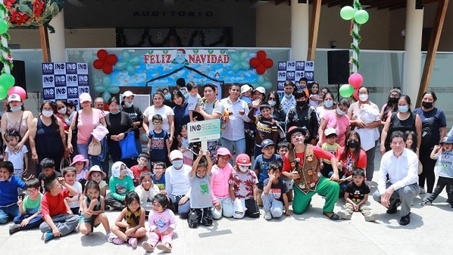 Niños agasajados posan con padres de familia y personal del INO luego del show artístico