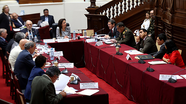 Ministro de Defensa reitera en el Congreso que no hay evidencia de que armamento usado en Ecuador sea de FF.AA. del Perú