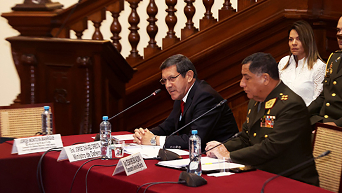 Ministro de Defensa reitera en el Congreso que no hay evidencia de que armamento usado en Ecuador sea de FF.AA. del Perú