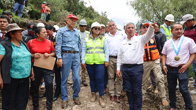 Ministro Pérez Reyes inspeccionó vía afectada en Chalhuanca y coordinó la atención de la emergencia
