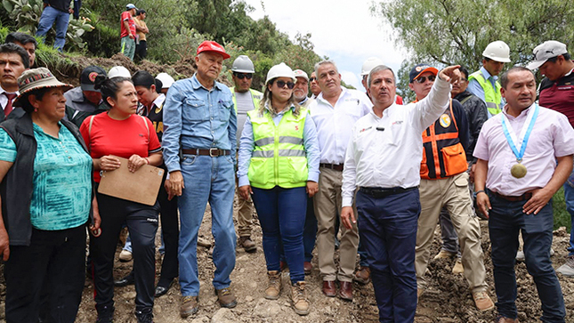 Ministro Pérez Reyes inspeccionó vía afectada en Chalhuanca y coordinó la atención de la emergencia