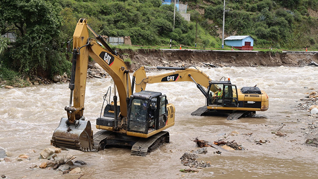 Ministro Pérez Reyes inspeccionó vía afectada en Chalhuanca y coordinó la atención de la emergencia
