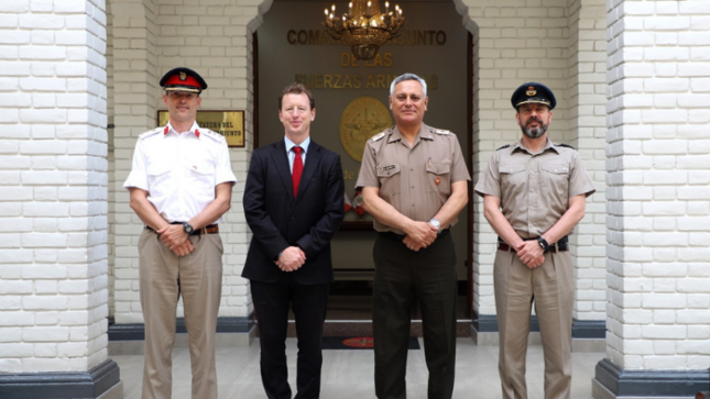 Jefe del CCFFAA recibe la visita del embajador y agregados de Defensa del Reino Unido en el Perú