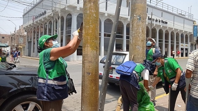 Se inicia jornada de limpieza de postes en la calle Benjamín Vizquerra 