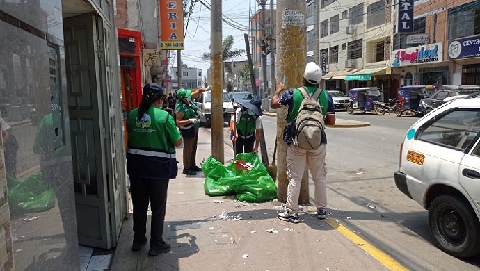 Se inicia jornada de limpieza de postes en la calle Benjamรญn Vizquerra