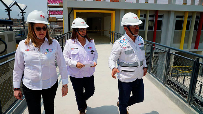 Director ejecutivo de Escuelas Bicentenario, Alvaro Estrada Briceno, junto a ministra de Educación, Miriam Ponce, y viceministra de Gestión Institucional, Soraya Altabás.