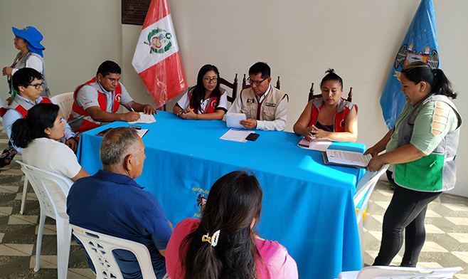 Alcalde de Aucallama dirige reunión del programa Vaso de Leche.