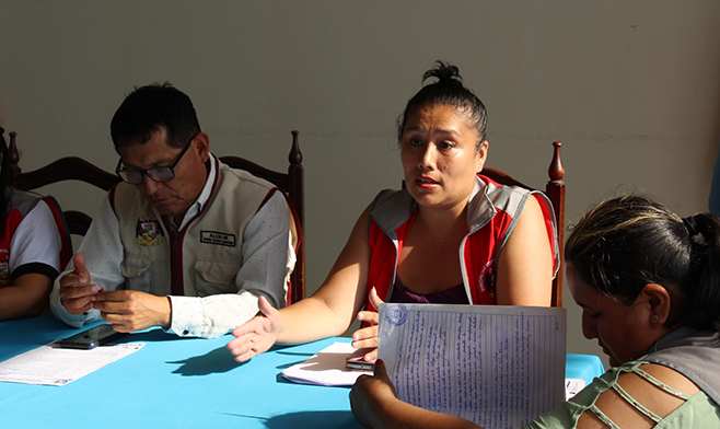 Alcalde de Aucallama dirige reunión del programa Vaso de Leche.
