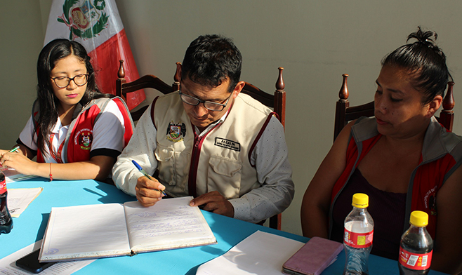 Alcalde de Aucallama dirige reunión del programa Vaso de Leche.