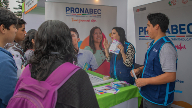 El Pronabec participa en diversas ferias educativas para brindar información a los jóvenes peruanos.