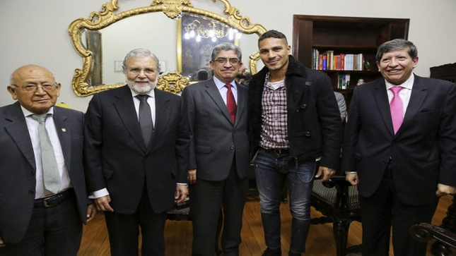 Paolo Guerrero visita la sede del Tribunal Constitucional