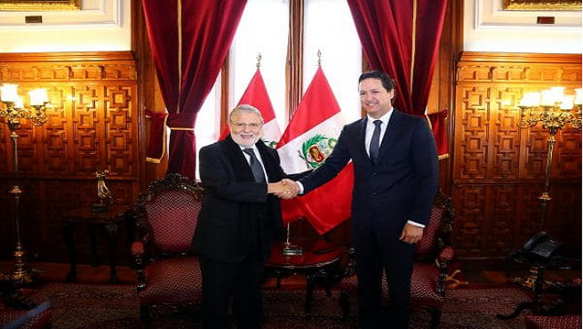 Ernesto Blume realizó visita protocolar a presidente del Congreso