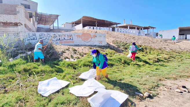 Trabajando Por Mantener Limpias Nuestras Playas