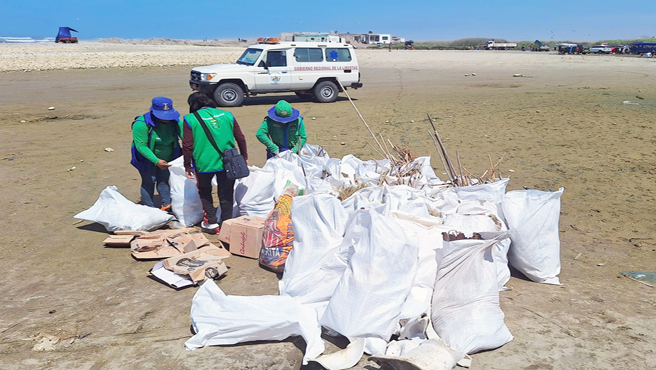 Trabajando Por Mantener Limpias Nuestras Playas