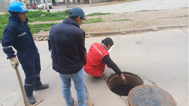 La Contraloría General alertó que la Empresa Municipal de Servicio de Agua Potable y Alcantarillado de Huancavelica EMAPA S.A. recepcionó la obra de “Remodelación del sistema de abastecimiento de agua potable y red de alcantarillado en la liberación de interferencias del proyecto del Ferrocarril Huancayo – Huancavelica” sin considerar las deficiencias presentadas en su ejecución, lo que pone en riesgo su funcionamiento, calidad de los trabajos y el cumplimiento de los objetivos del proyecto.