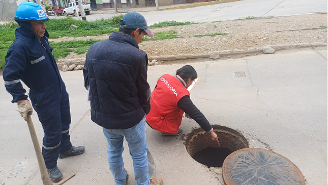 La Contraloría General alertó que la Empresa Municipal de Servicio de Agua Potable y Alcantarillado de Huancavelica EMAPA S.A. recepcionó la obra de “Remodelación del sistema de abastecimiento de agua potable y red de alcantarillado en la liberación de interferencias del proyecto del Ferrocarril Huancayo – Huancavelica” sin considerar las deficiencias presentadas en su ejecución, lo que pone en riesgo su funcionamiento, calidad de los trabajos y el cumplimiento de los objetivos del proyecto.