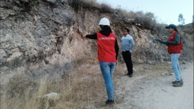 La Contraloría General evidenció que servidores de la Municipalidad Provincial de Aymaraes efectuaron pagos a favor de un consultor por el servicio de elaboración de expedientes técnicos de los proyectos de caminos vecinales en Capaya, Tintay y Tapairihua, pese al incumplimiento de las obligaciones contractuales por parte del contratista, lo que afectó la transparencia y legalidad de los actos de la administración pública.