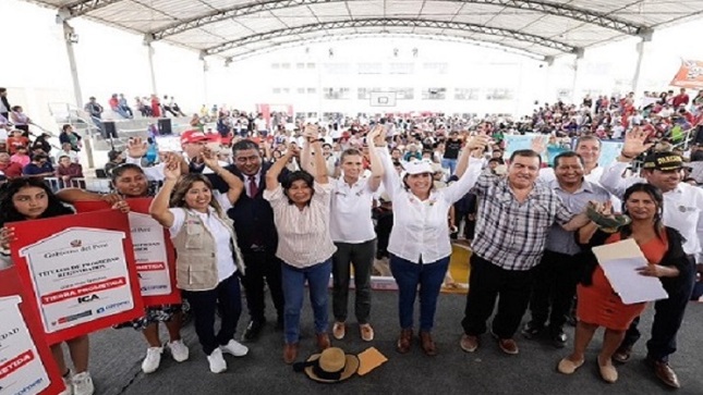 Presidenta Dina Boluarte y ministra de Vivienda entregan más de 3 mil títulos de propiedad en Ica