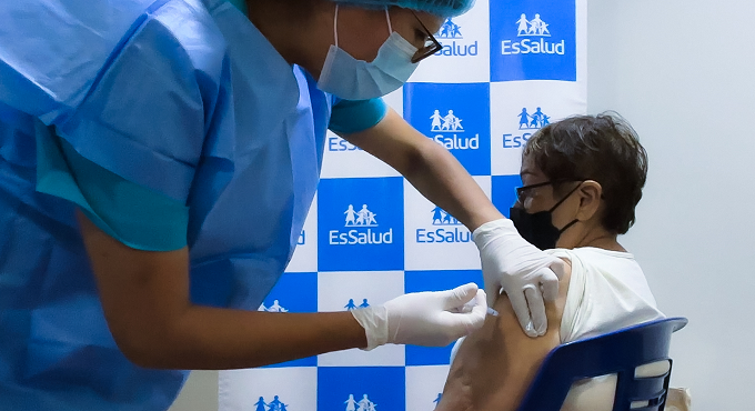  EsSalud garantiza salud integral para adultos mayores con jornada de vacunación 