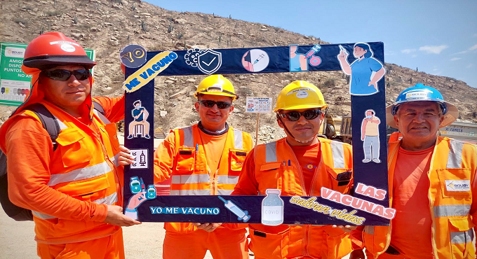 EsSalud La Libertad inmunizó contra la Covid-19 a 300 trabajadores de obra de construcción