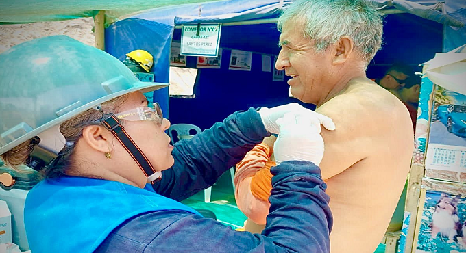 EsSalud La Libertad inmunizó contra la Covid-19 a 300 trabajadores de obra de construcción