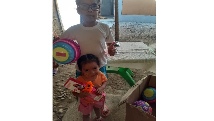 Entrega de chocolatada y juguetes