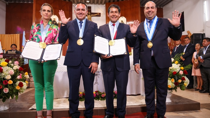 Reconocemos el compromiso inquebrantable de la ministra de Vivienda, Hania Pérez de Cuéllar, y el ministro de Desarrollo e Inclusión Social, Julio Demartini, así como la colaboración fundamental del alcalde 𝐉𝐡𝐨𝐯𝐢𝐧𝐬𝐨𝐧 𝐕𝐚𝐬𝐪𝐮𝐞𝐳, en el progreso del distrito de Ventanilla. Su incansable labor ha dejado una huella positiva en nuestra comunidad. La condecoración es un merecido reconocimiento a nuestros ministros por su dedicación y liderazgo. ¡Gracias por contribuir al desarrollo y bienestar de nuestro distrito! ¡Ventanilla crece con su gente!
