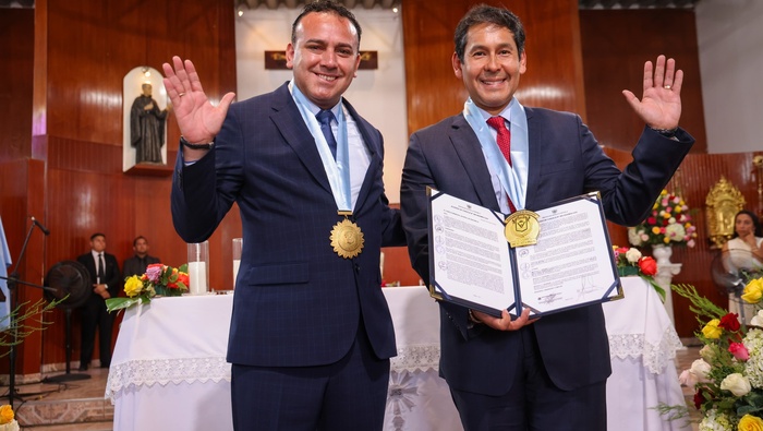 Reconocemos el compromiso inquebrantable de la ministra de Vivienda, Hania Pérez de Cuéllar, y el ministro de Desarrollo e Inclusión Social, Julio Demartini, así como la colaboración fundamental del alcalde 𝐉𝐡𝐨𝐯𝐢𝐧𝐬𝐨𝐧 𝐕𝐚𝐬𝐪𝐮𝐞𝐳, en el progreso del distrito de Ventanilla. Su incansable labor ha dejado una huella positiva en nuestra comunidad. La condecoración es un merecido reconocimiento a nuestros ministros por su dedicación y liderazgo. ¡Gracias por contribuir al desarrollo y bienestar de nuestro distrito! ¡Ventanilla crece con su gente!