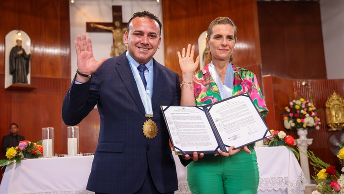 Reconocemos el compromiso inquebrantable de la ministra de Vivienda, Hania Pérez de Cuéllar, y el ministro de Desarrollo e Inclusión Social, Julio Demartini, así como la colaboración fundamental del alcalde 𝐉𝐡𝐨𝐯𝐢𝐧𝐬𝐨𝐧 𝐕𝐚𝐬𝐪𝐮𝐞𝐳, en el progreso del distrito de Ventanilla. Su incansable labor ha dejado una huella positiva en nuestra comunidad. La condecoración es un merecido reconocimiento a nuestros ministros por su dedicación y liderazgo. ¡Gracias por contribuir al desarrollo y bienestar de nuestro distrito! ¡Ventanilla crece con su gente!