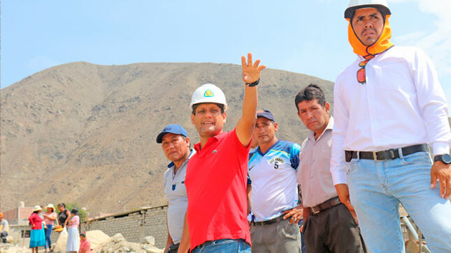 Alcalde Manuel Figueroa Loas y el supervisor de obra Juan Carlos Cerna