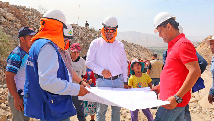 Alcalde revisando el plano de la obra de prevención en la quebrada San Cristóbal