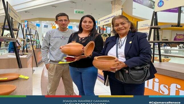 📌Los días 20, 21 y del 27 al 31 de enero, se llevará a cabo la "Feria del Emprendimiento" en el segundo piso del centro comercial Real Plaza, un evento que busca apoyar a los adultos mayores de Cajamarca. Esta iniciativa surge de la Municipalidad Provincial de Cajamarca como respuesta a la necesidad de proporcionarles un espacio para la venta de sus productos, contribuyendo así a su bienestar.
✅El plan piloto, bajo la coordinación del Centro Integral de Atención al Adulto Mayor de la comuna local, tiene como objetivo principal mejorar la calidad de vida de los adultos mayores, quienes muchas veces carecen de oportunidades para comercializar sus productos. Comprando en esta feria, la comunidad colaborará directamente con el bienestar de los adultos mayores de La Paccha.
🗣️En palabras del señor alcalde, se ha emitido la orden de priorizar el cuidado y apoyo a los adultos mayores, reconociendo la importancia de su contribución a la sociedad. Los comerciantes del centro poblado La Paccha se unen a esta iniciativa, brindando su participación activa para hacer de esta feria un éxito.