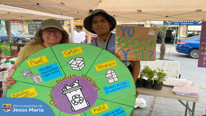 En marco al Día de la Educación Ambiental, se realizó nuestra campaña "Ruta de Reciclaje".♻️ En la actividad los vecinos asistentes recibieron charlas sobre la forma correcta de reciclar, el respeto a la biodiversidad y el cuidado al medio ambiente. 🌎🍃
Además llevaron a casa lindas plantitas decorativas. 🪴
