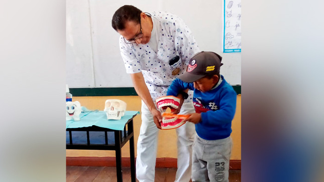 Taller odontológico para niños y niñas en San Pedro de Laraos