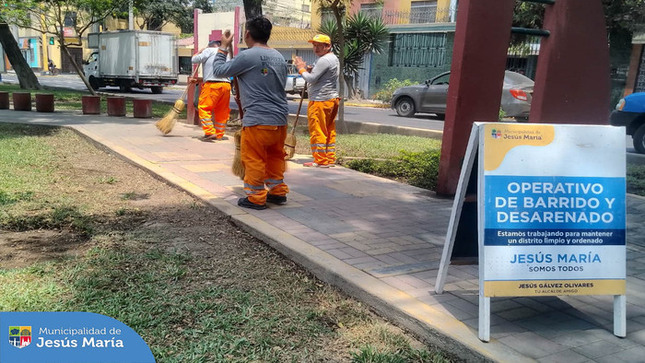 Siguiendo nuestra programación, estuvimos en la Zona 3 donde se realizó el operativo integral de limpieza profunda de veredas, 🧹 baldeo, pintado de tachos de basura y recojo de material inservible con nuestro programa Techo Limpio. 