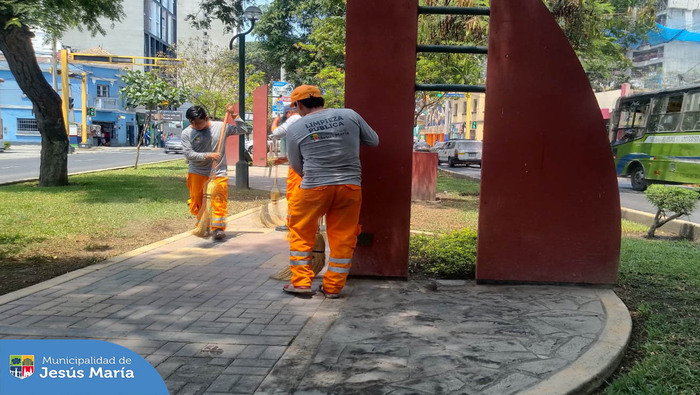 Siguiendo nuestra programación, estuvimos en la Zona 3 donde se realizó el operativo integral de limpieza profunda de veredas, 🧹 baldeo, pintado de tachos de basura y recojo de material inservible con nuestro programa Techo Limpio.