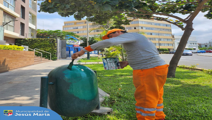 Siguiendo nuestra programación, estuvimos en la Zona 3 donde se realizó el operativo integral de limpieza profunda de veredas, 🧹 baldeo, pintado de tachos de basura y recojo de material inservible con nuestro programa Techo Limpio.