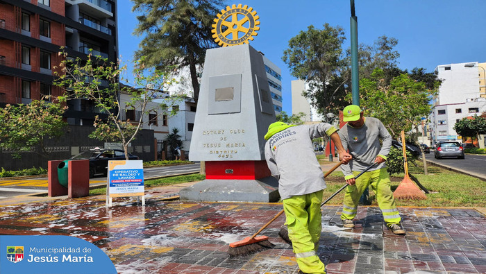 Siguiendo nuestra programación, estuvimos en la Zona 3 donde se realizó el operativo integral de limpieza profunda de veredas, 🧹 baldeo, pintado de tachos de basura y recojo de material inservible con nuestro programa Techo Limpio. 