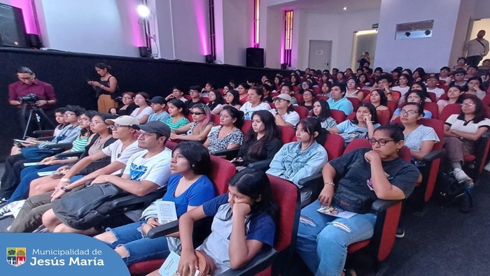 Con gran acogida se llevó a cabo el Taller Gratuito de Fotografía Digital 📸 en el Centro Cultural de Jesús María. Agradecemos a los jóvenes asistentes que con mucho entusiasmo, participaron de esta convocatoria. 🙌
Seguiremos anunciando más alternativas con la Secretaría Nacional de la Juventud del Perú para potenciar tus habilidades. 💪 ¡Permanezcan atentos! 👀