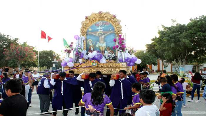 Rindiendo homenaje al señor de los milagros.