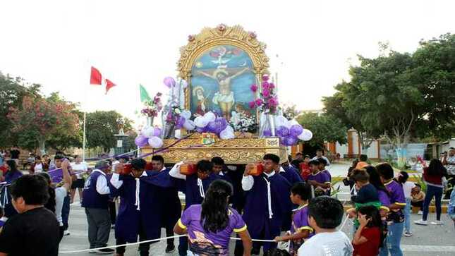 Rindiendo homenaje al señor de los milagros.