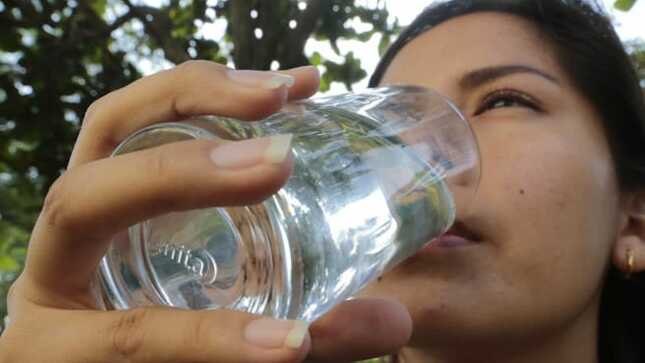 Verano saludable Minsa recomienda a las personas beber de 6 a 8 vasos de agua al día