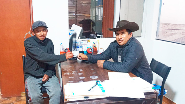 Alcalde distrital entrega DNI a población de San Pedro de Laraos